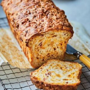 LAMINATED STREAKY BACON BREAD 400G